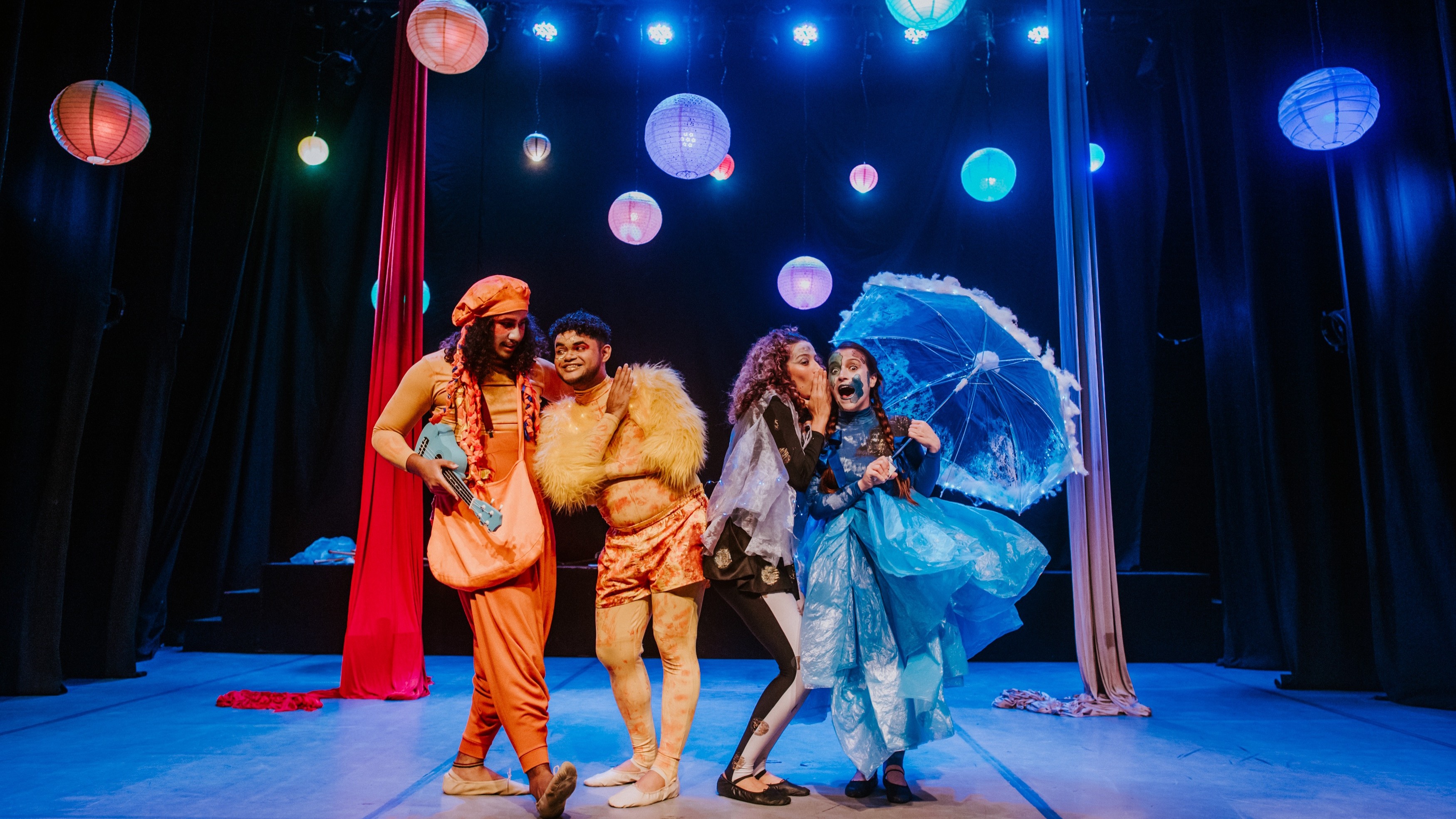 cena do espetáculo “Um amor astronômico”, com um grupo de palhaços no palco